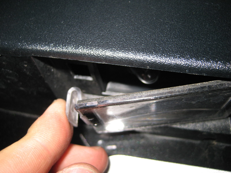 Jeep-Liberty-License-Plate-Light-Bulbs-Replacement-Guide-010