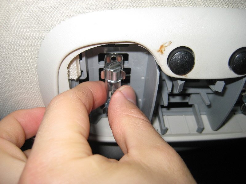 Jeep-Liberty-Overhead-Map-Light-Bulbs-Replacement-Guide-005