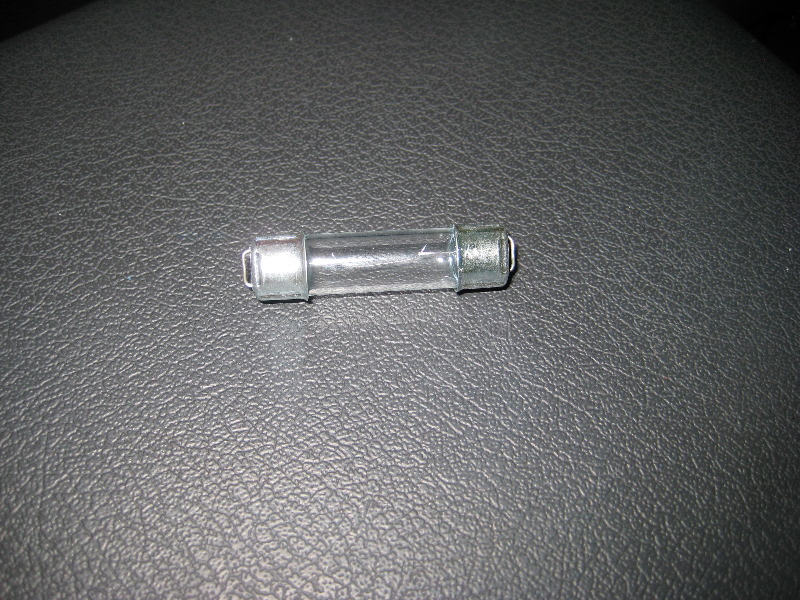 Jeep-Liberty-Overhead-Map-Light-Bulbs-Replacement-Guide-006