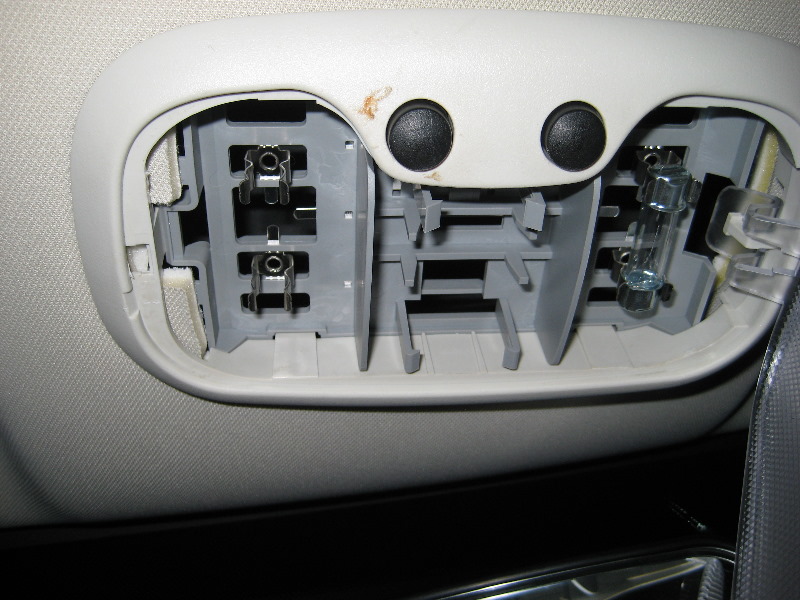 Jeep-Liberty-Overhead-Map-Light-Bulbs-Replacement-Guide-007