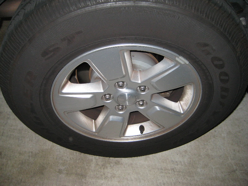 JeepLibertyRearBrakePadsReplacementGuide001