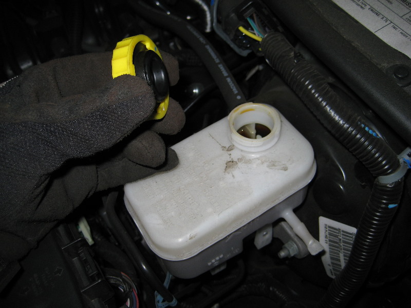 Jeep-Liberty-Rear-Brake-Pads-Replacement-Guide-023