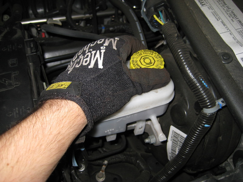 Jeep-Liberty-Rear-Brake-Pads-Replacement-Guide-025