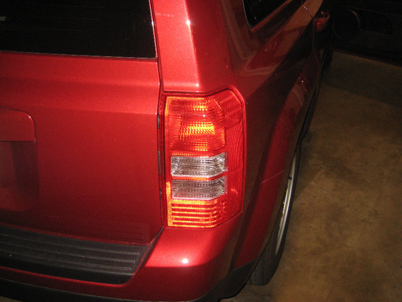 20072016JeepPatriotTailLightBulbsReplacementGuide001