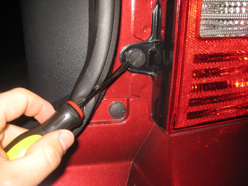 20072016JeepPatriotTailLightBulbsReplacementGuide004