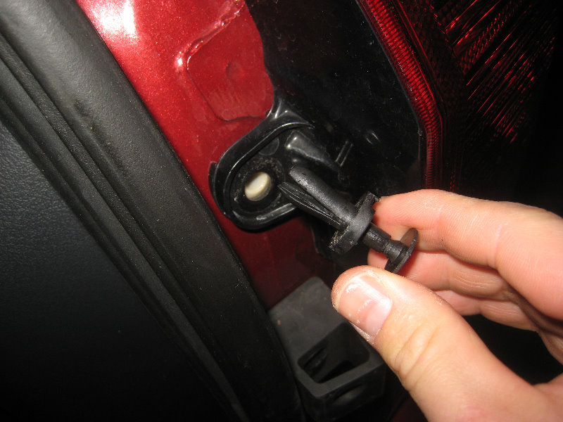 20072016JeepPatriotTailLightBulbsReplacementGuide006