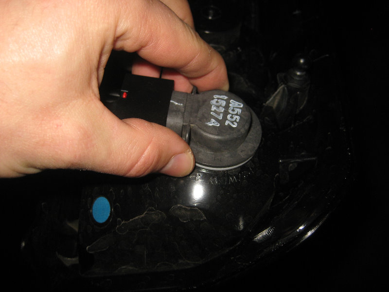20072016JeepPatriotTailLightBulbsReplacementGuide012
