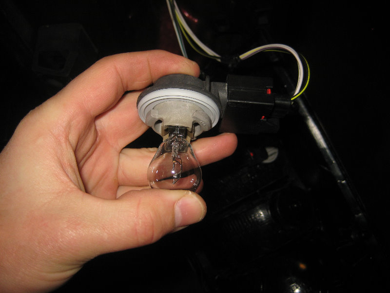 2007-2016-Jeep-Patriot-Tail-Light-Bulbs-Replacement-Guide-015