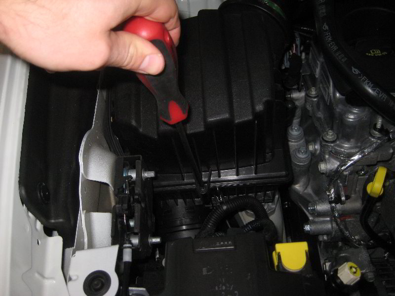 Jeep-Renegade-Engine-Air-Filter-Replacement-Guide-002