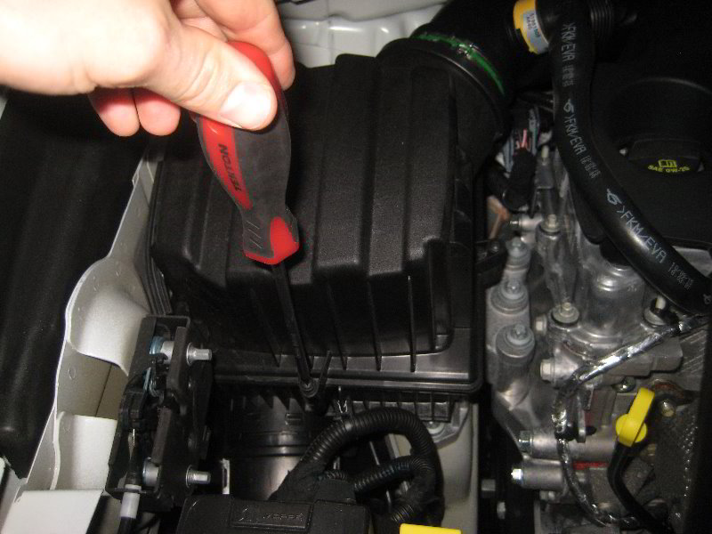 Jeep-Renegade-Engine-Air-Filter-Replacement-Guide-014