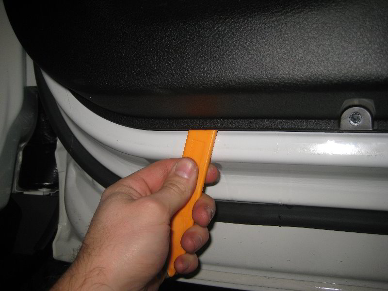 Jeep-Renegade-Interior-Door-Panel-Removal-Speaker-Replacement-Guide-029