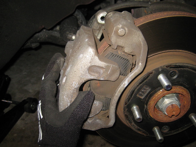 Kia-Forte-Front-Brake-Pads-Replacement-Guide-015