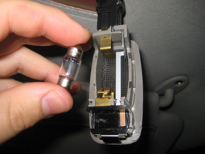 Kia-Forte-Vanity-Mirror-Light-Bulb-Replacement-Guide-006