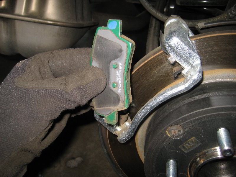 KiaOptimaRearDiscBrakePadsReplacementGuide014