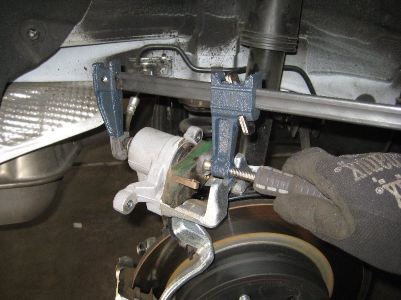 KiaOptimaRearDiscBrakePadsReplacementGuide021