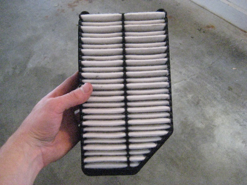 Kia-Rio-Engine-Air-Filter-Replacement-Guide-010