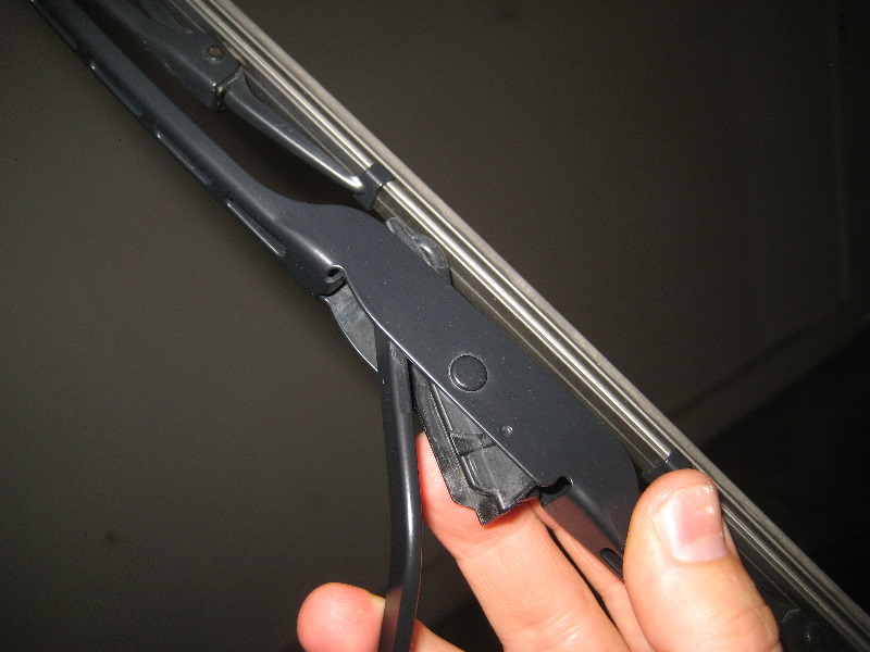 KiaRioWindshieldWindowWiperBladesReplacementGuide005