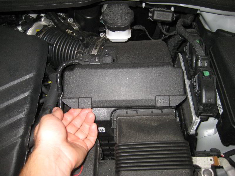 Kia-Sedona-Engine-Air-Filter-Replacement-Guide-002