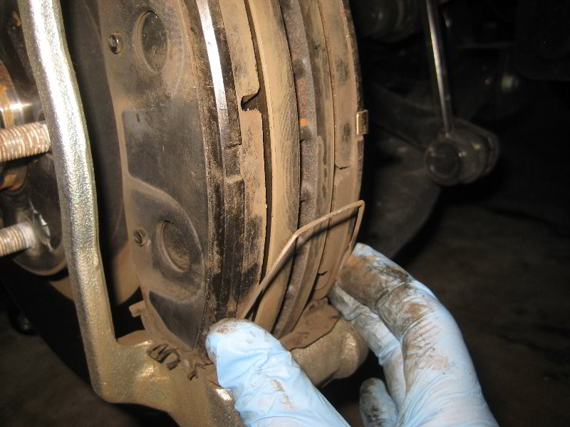 Kia-Sedona-Front-Brake-Pads-Replacement-Guide-031