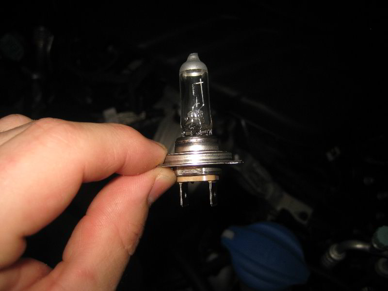 Kia-Sedona-Headlight-Bulbs-Replacement-Guide-006