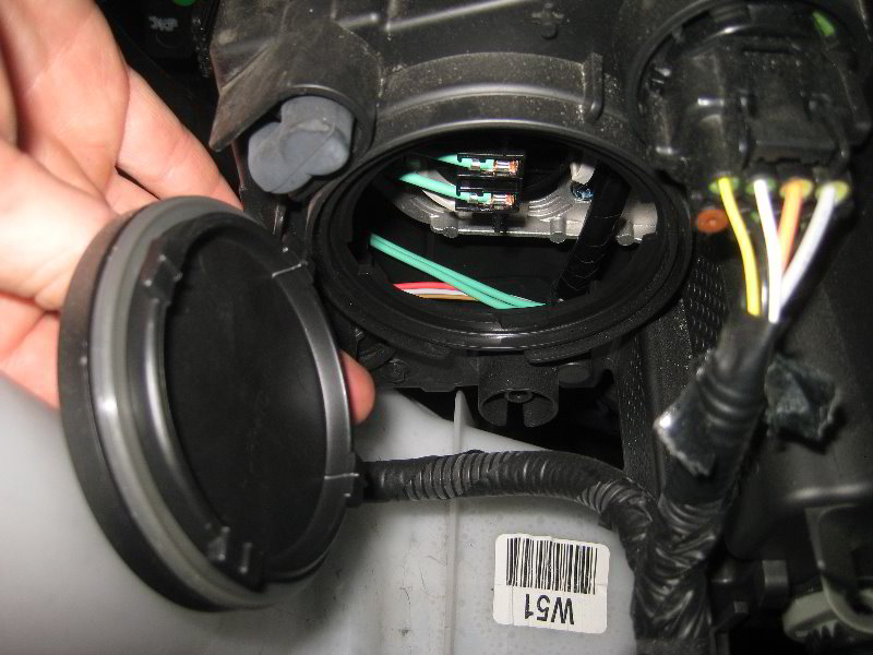 Kia-Sedona-Headlight-Bulbs-Replacement-Guide-013