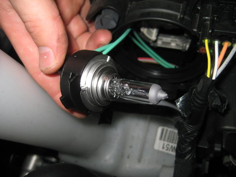 Kia-Sedona-Headlight-Bulbs-Replacement-Guide-015