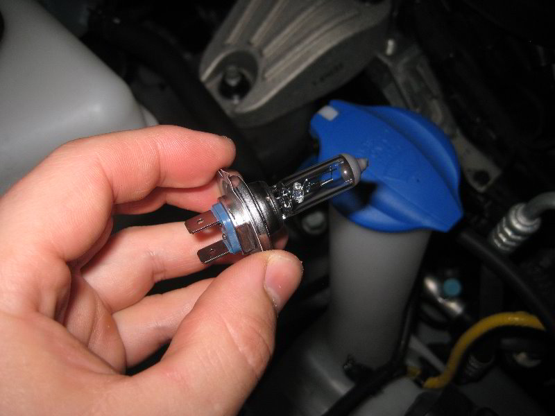 Kia-Sedona-Headlight-Bulbs-Replacement-Guide-016