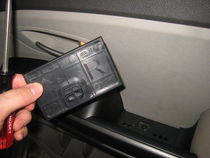 Kia-Sedona-Interior-Door-Panel-Removal-Guide-005