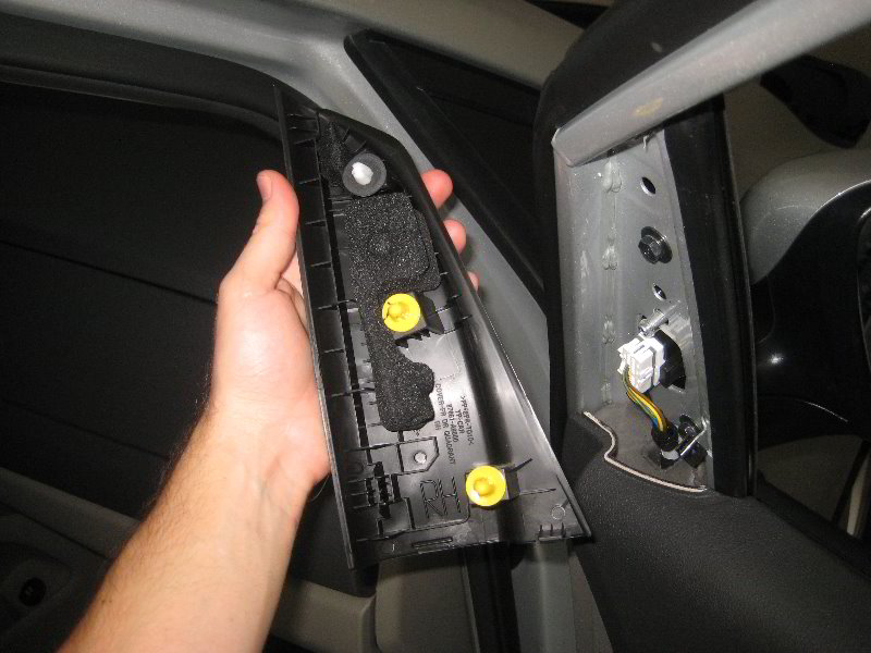 Kia-Sedona-Interior-Door-Panel-Removal-Guide-010