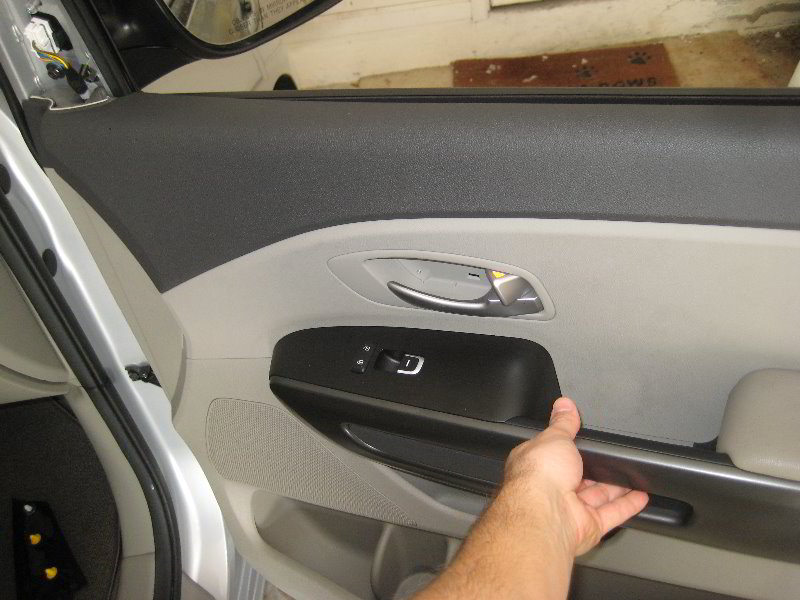 Kia-Sedona-Interior-Door-Panel-Removal-Guide-015