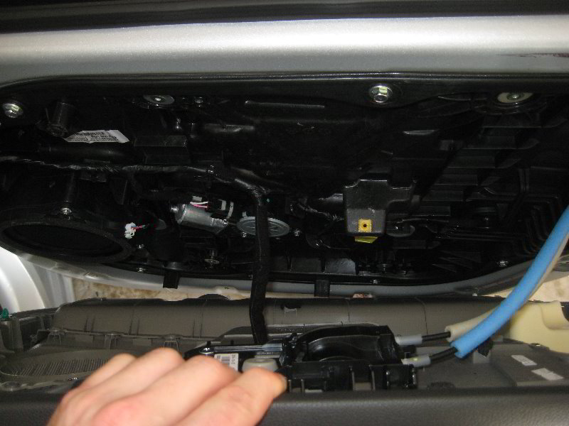 Kia-Sedona-Interior-Door-Panel-Removal-Guide-016