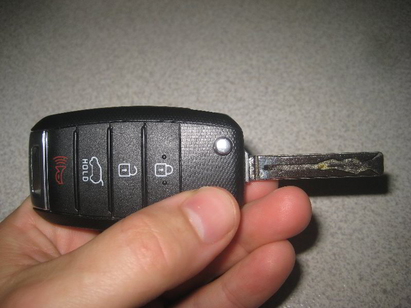 Kia-Sedona-Key-Fob-Battery-Replacement-Guide-004