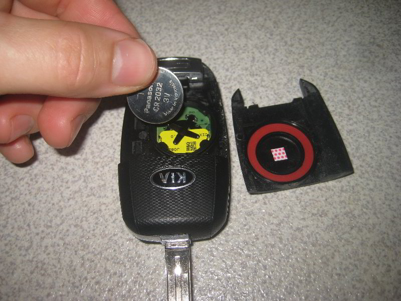 Kia-Sedona-Key-Fob-Battery-Replacement-Guide-010