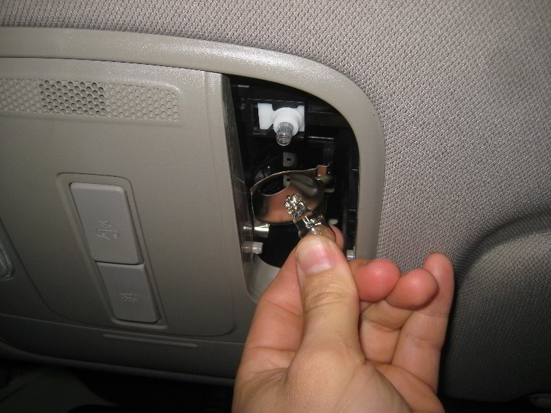 Kia-Sedona-Map-Light-Bulbs-Replacement-Guide-005