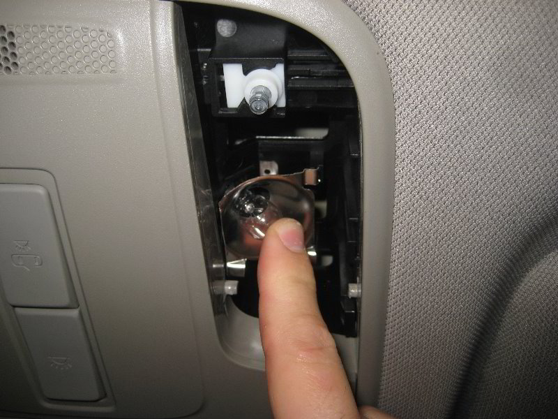 Kia-Sedona-Map-Light-Bulbs-Replacement-Guide-008