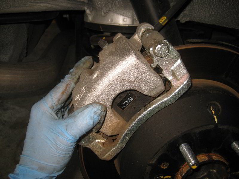 Kia-Sedona-Rear-Brake-Pads-Replacement-Guide-031