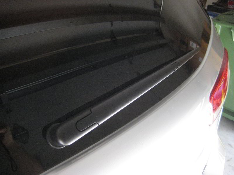 Kia-Sedona-Rear-Window-Wiper-Blade-Replacement-Guide-002