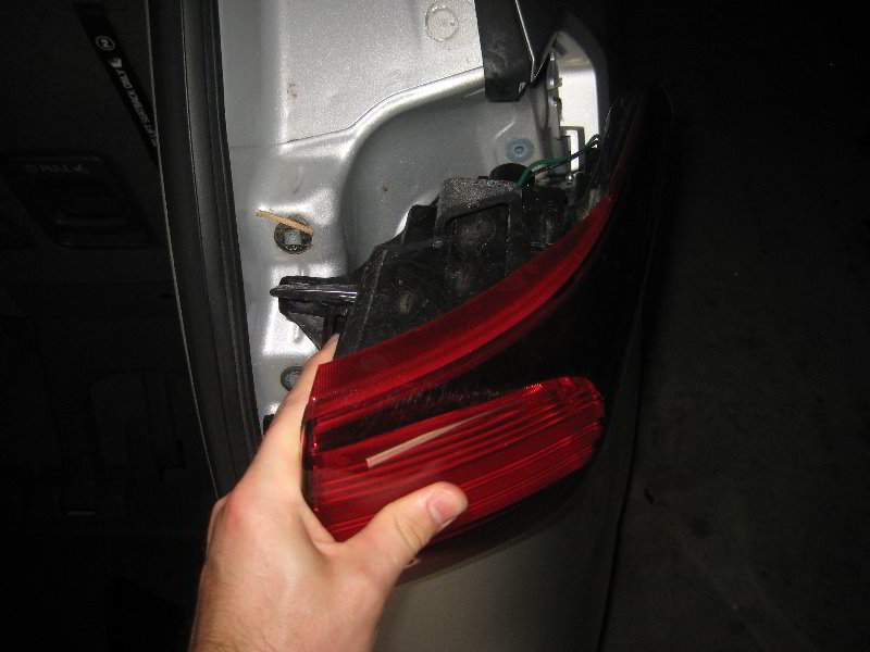 Kia-Sedona-Tail-Light-Bulbs-Replacement-Guide-011