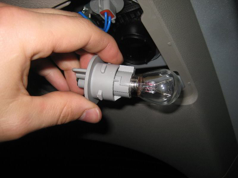 Kia-Sedona-Tail-Light-Bulbs-Replacement-Guide-045