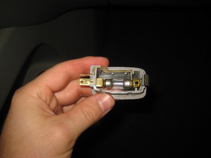 Kia-Sedona-Vanity-Mirror-Light-Bulb-Replacement-Guide-005