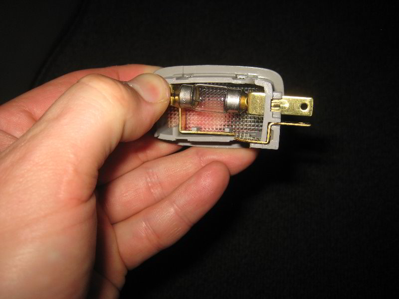 Kia-Sedona-Vanity-Mirror-Light-Bulb-Replacement-Guide-006