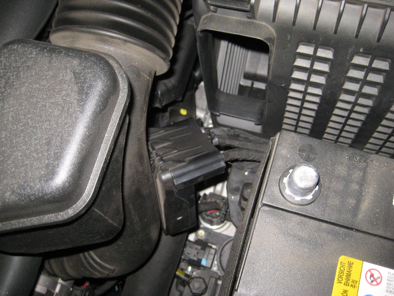 Kia-Sorento-12V-Automotive-Battery-Replacement-Guide-013