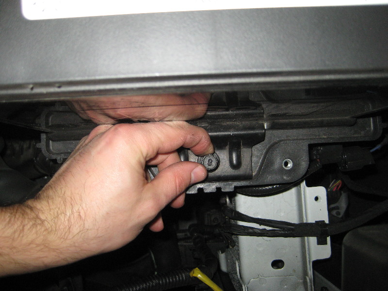 Kia-Sorento-12V-Automotive-Battery-Replacement-Guide-021