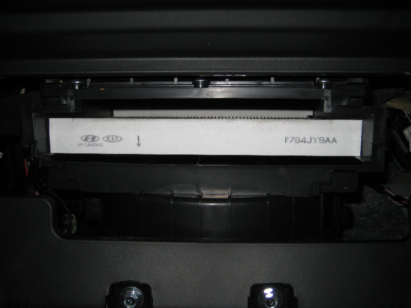 Kia-Sorento-AC-Cabin-Air-Filter-Replacement-Guide-016