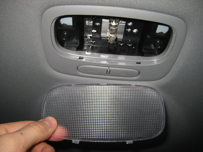Kia-Sorento-Dome-Light-Bulb-Replacement-Guide-004