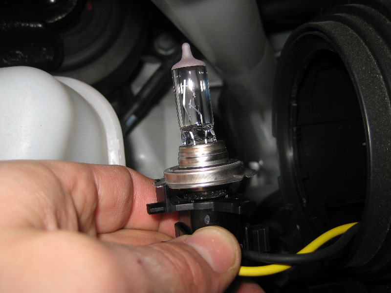 Kia-Sorento-Headlight-Bulbs-Replacement-Guide-007