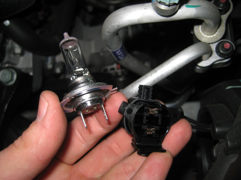 Kia-Sorento-Headlight-Bulbs-Replacement-Guide-018