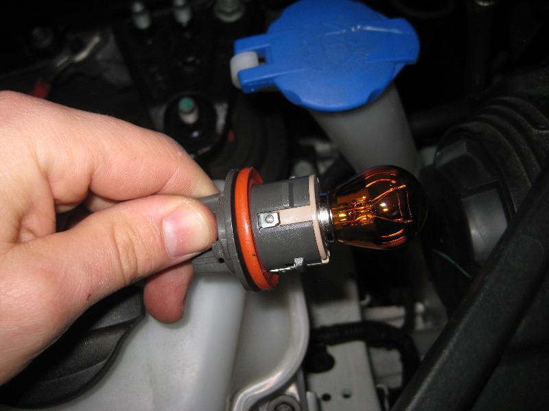 Kia-Sorento-Headlight-Bulbs-Replacement-Guide-024