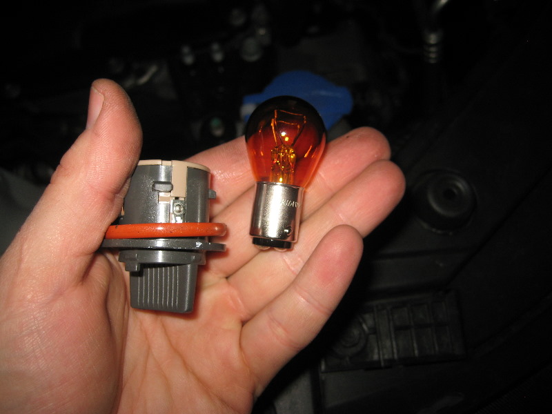 Kia-Sorento-Headlight-Bulbs-Replacement-Guide-025