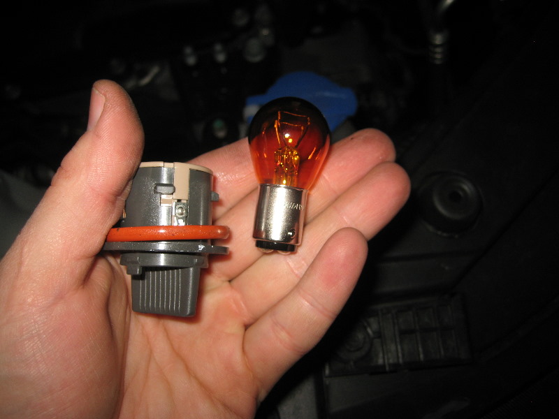 KiaSorentoHeadlightBulbsReplacementGuide025